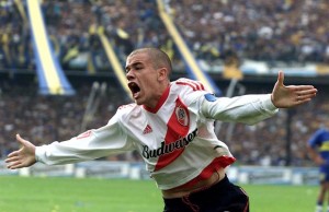 FUTBOL ARGENTINO MEXSPORT DIGITAL IMAGE 01 June 2003: Action photo of Andres D'Alessandro of River Plate celebrating a goal scored against Boca Juniors. River drew 2-2./Foto de accion de Andres D'Alessandro de River Plate celebrando un gol anotado en contra de Boca Juniors. River empato 2-2. MEXSPORT/PHOTOGAMMA