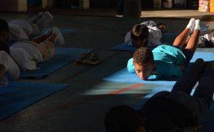 escuela-practican-la-meditación
